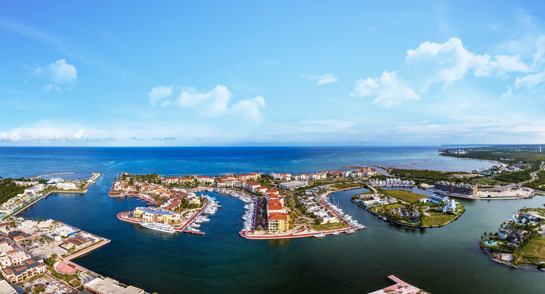 Vista aérea de la comunidad residencial y la marina de Cap Cana